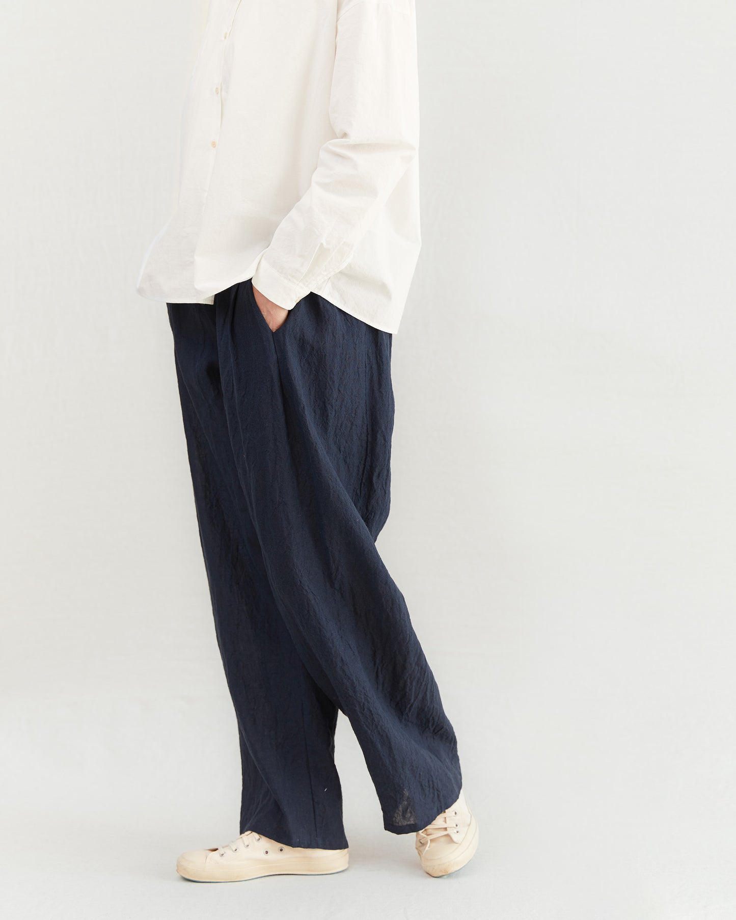 Apuntob Pleated Linen Trousers in Blue