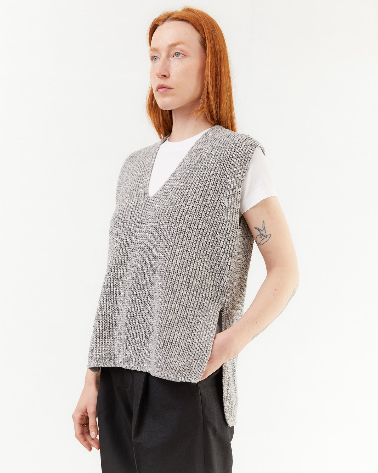 Aton Women's Silk Washi Lilyyarn V-Neck Vest in L. Grey
