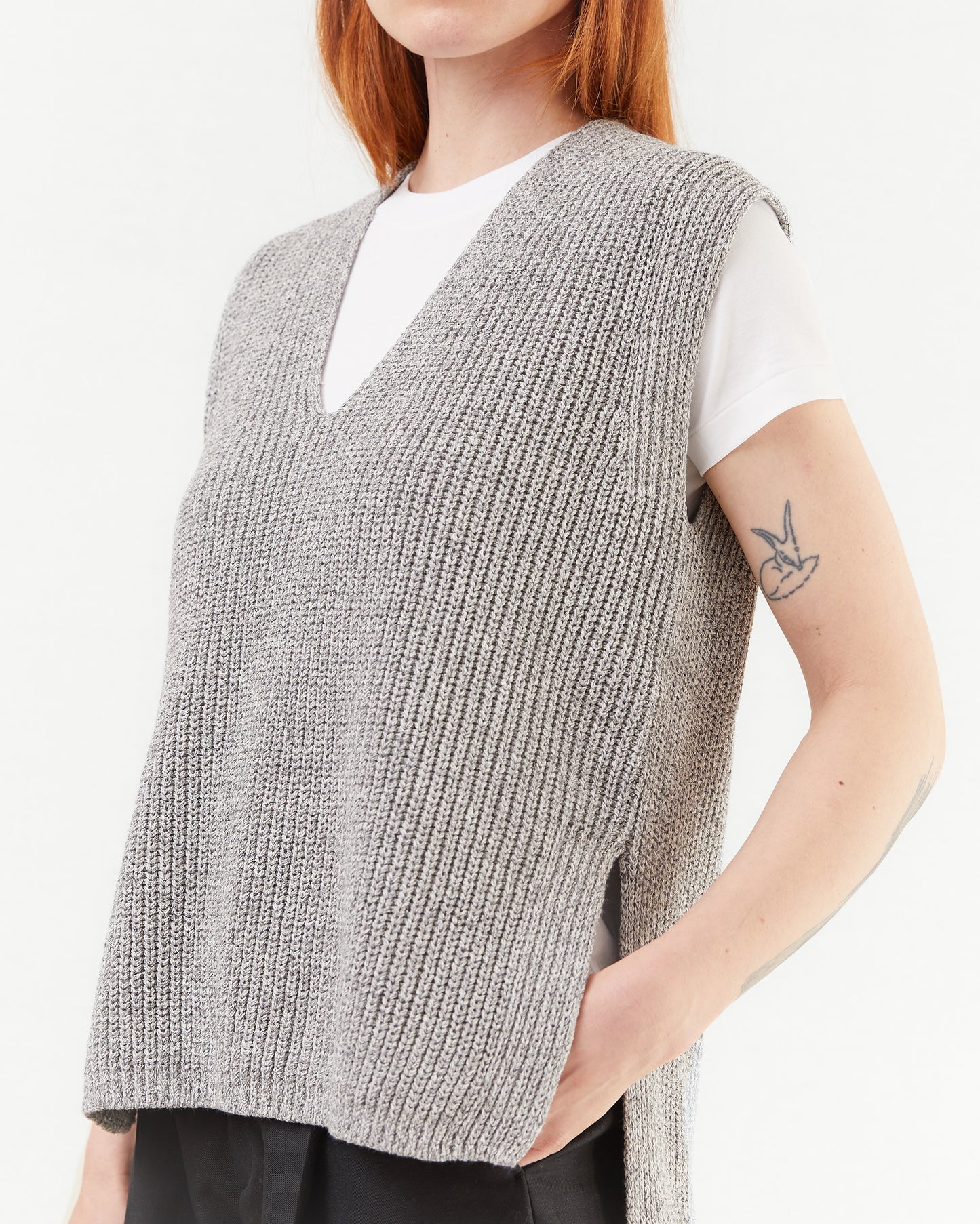 Aton Women's Silk Washi Lilyyarn V-Neck Vest in L. Grey