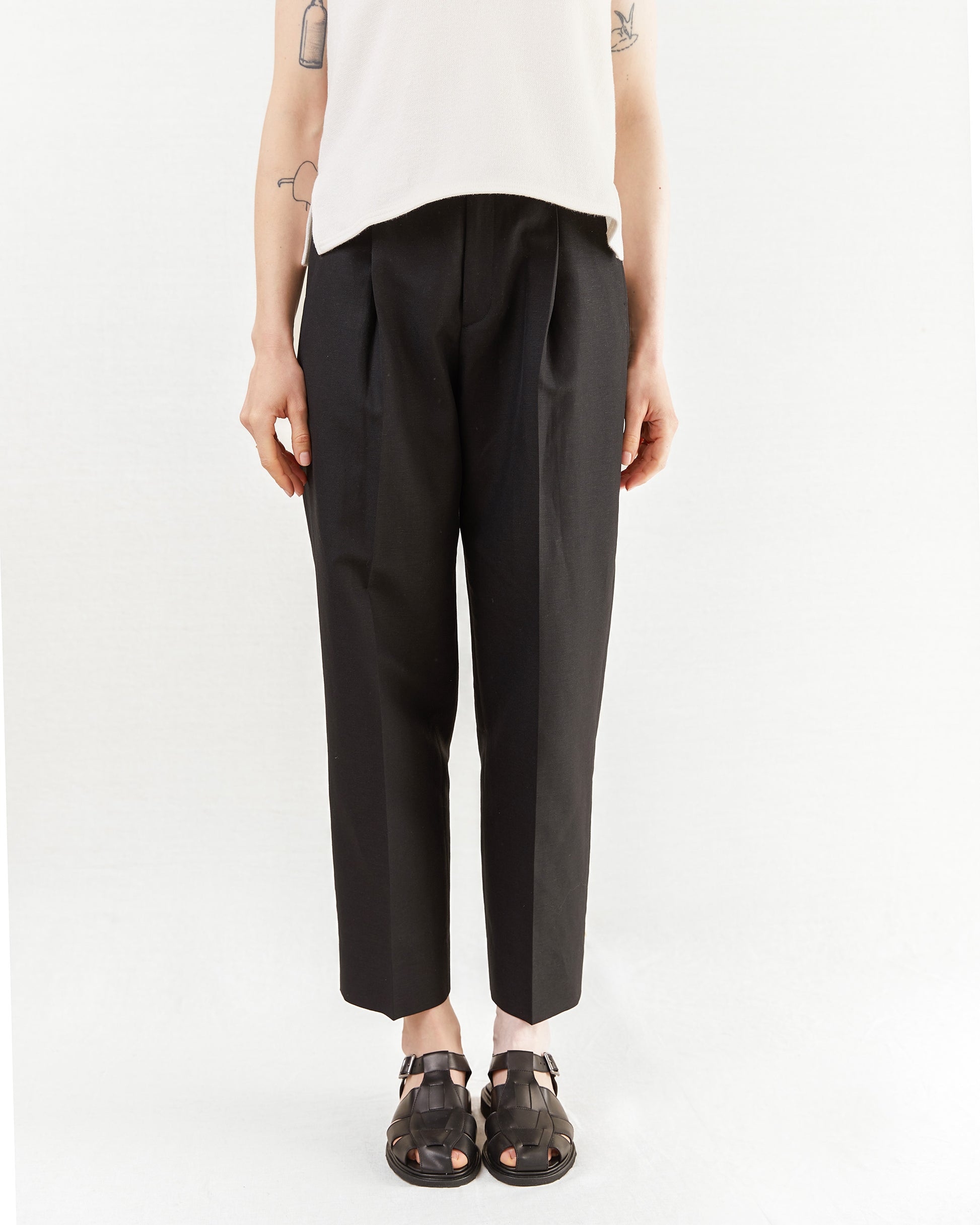 Aton Women's Wool/ Linen Sharkskin Tapered Tucked Pant in Black