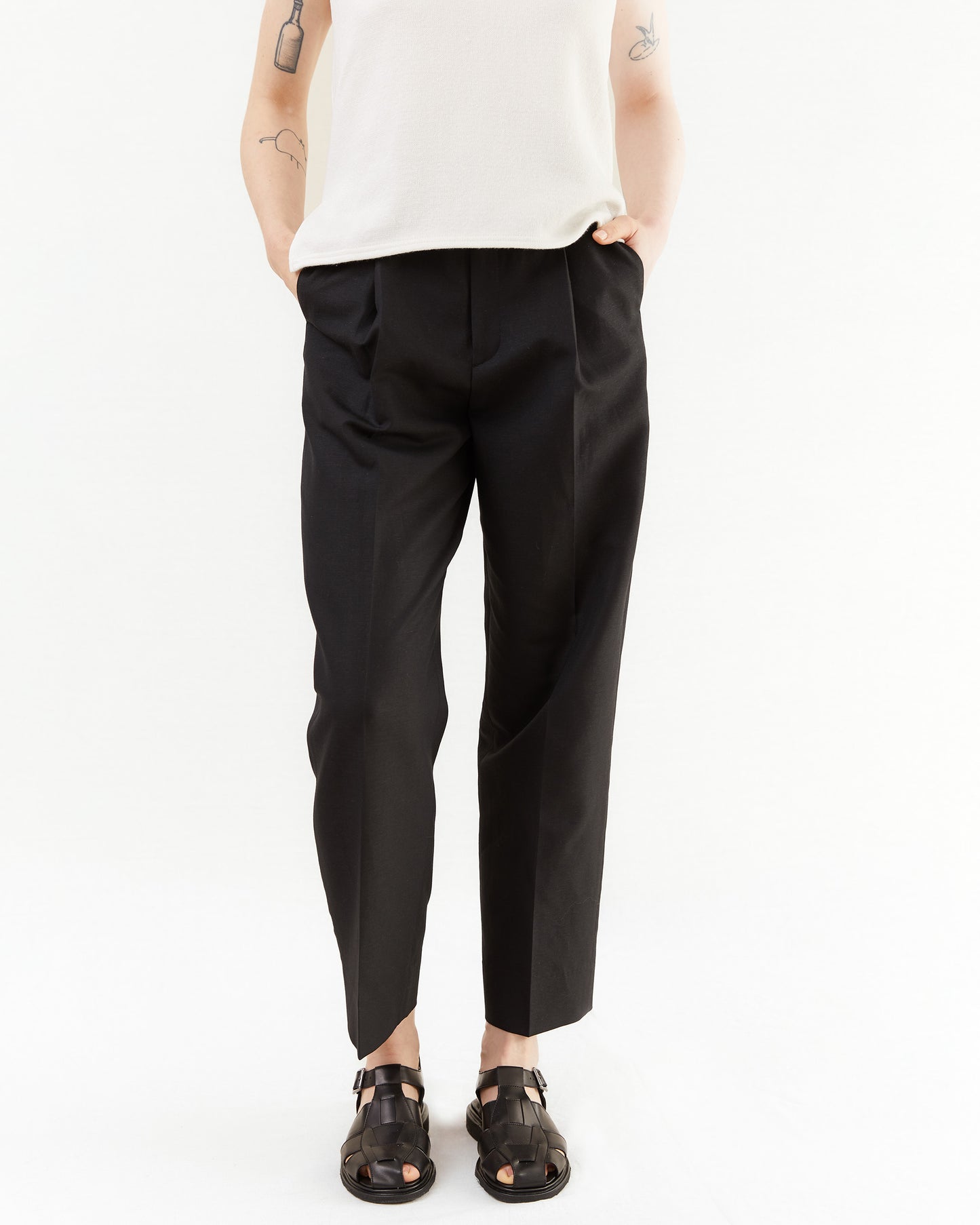 Aton Women's Wool/ Linen Sharkskin Tapered Tucked Pant in Black