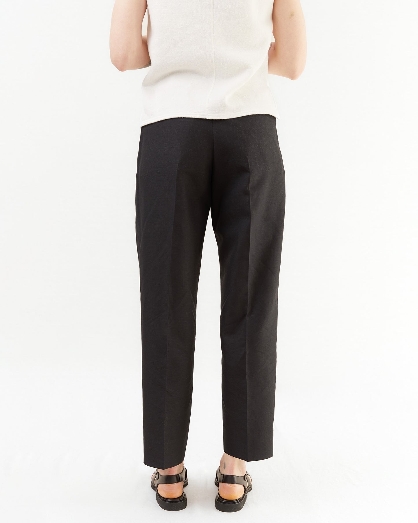 Aton Women's Wool/ Linen Sharkskin Tapered Tucked Pant in Black