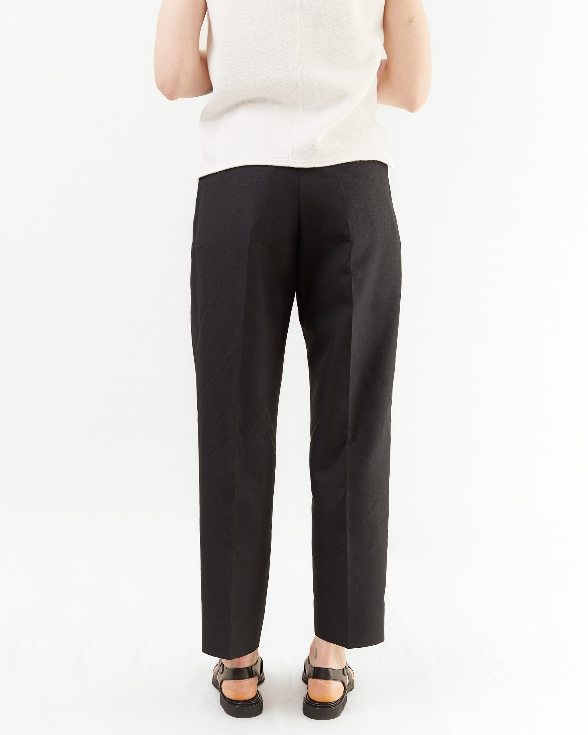 Aton Women's Wool/ Linen Sharkskin Tapered Tucked Pant in Black