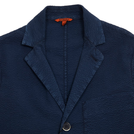 Barena Rafeda Fronda Overshirt in Navy cotton seersucker, washed for a soft 'worn in' look. Three button overshirt can be worn as a two button blazer with notched lapel, or with the top button closed as an overshirt. Three patch pockets, single button cuffs and single back vent. A refined take, on classic workwear.  97% Cotton, 3% Elastane.   Made in Italy.