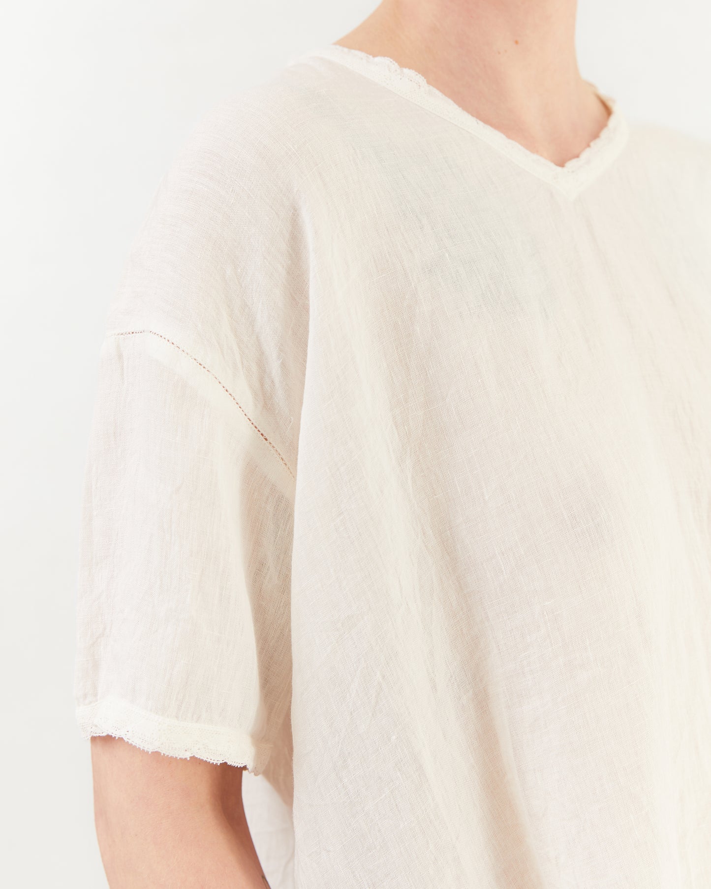 Maison De Soil V-Neck Lace Short Sleeve Pullover in White