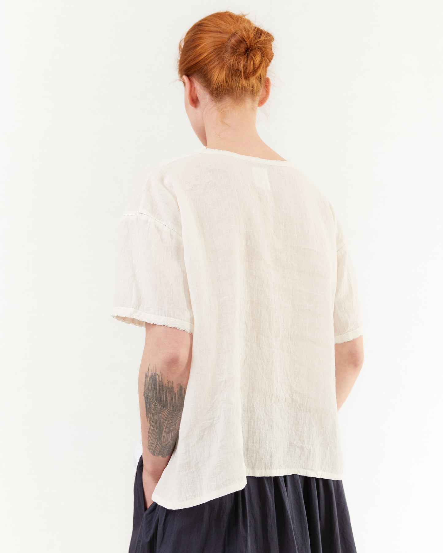 Maison De Soil V-Neck Lace Short Sleeve Pullover in White