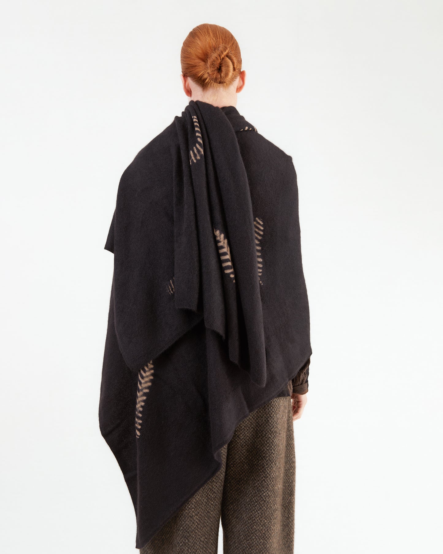 Suzusan Cashmere Knit Travel Shawl Makinui Shibori Feather in Black/ Light Coffee