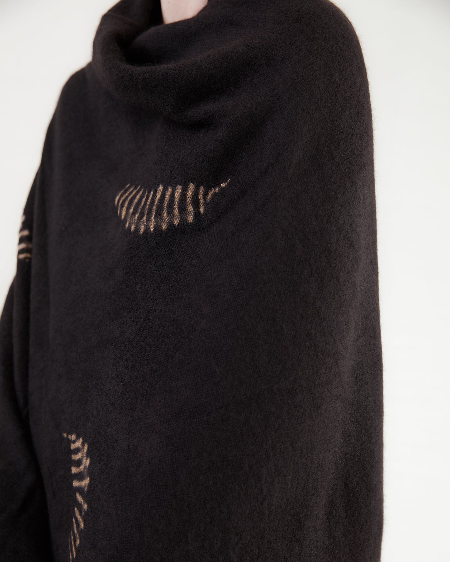 Suzusan Cashmere Knit Travel Shawl Makinui Shibori Feather in Black/ Light Coffee