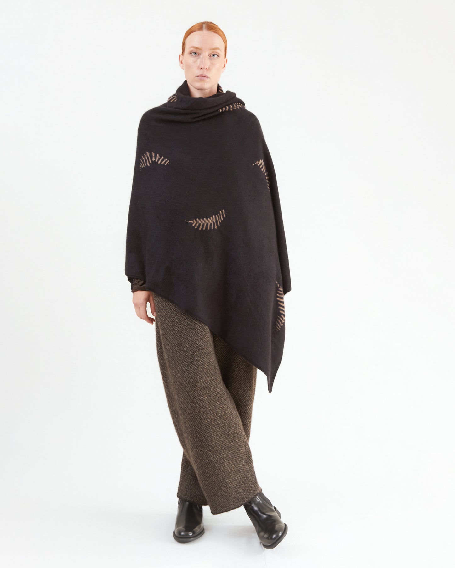 Suzusan Cashmere Knit Travel Shawl Makinui Shibori Feather in Black/ Light Coffee