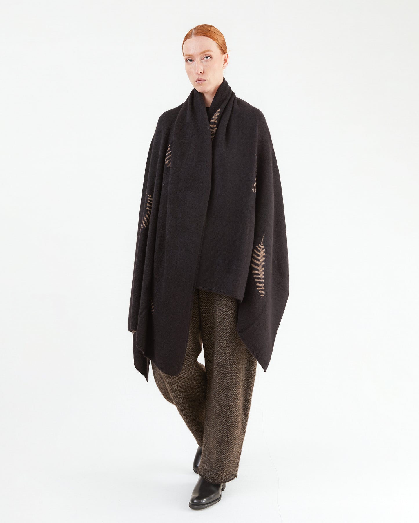 Suzusan Cashmere Knit Travel Shawl Makinui Shibori Feather in Black/ Light Coffee