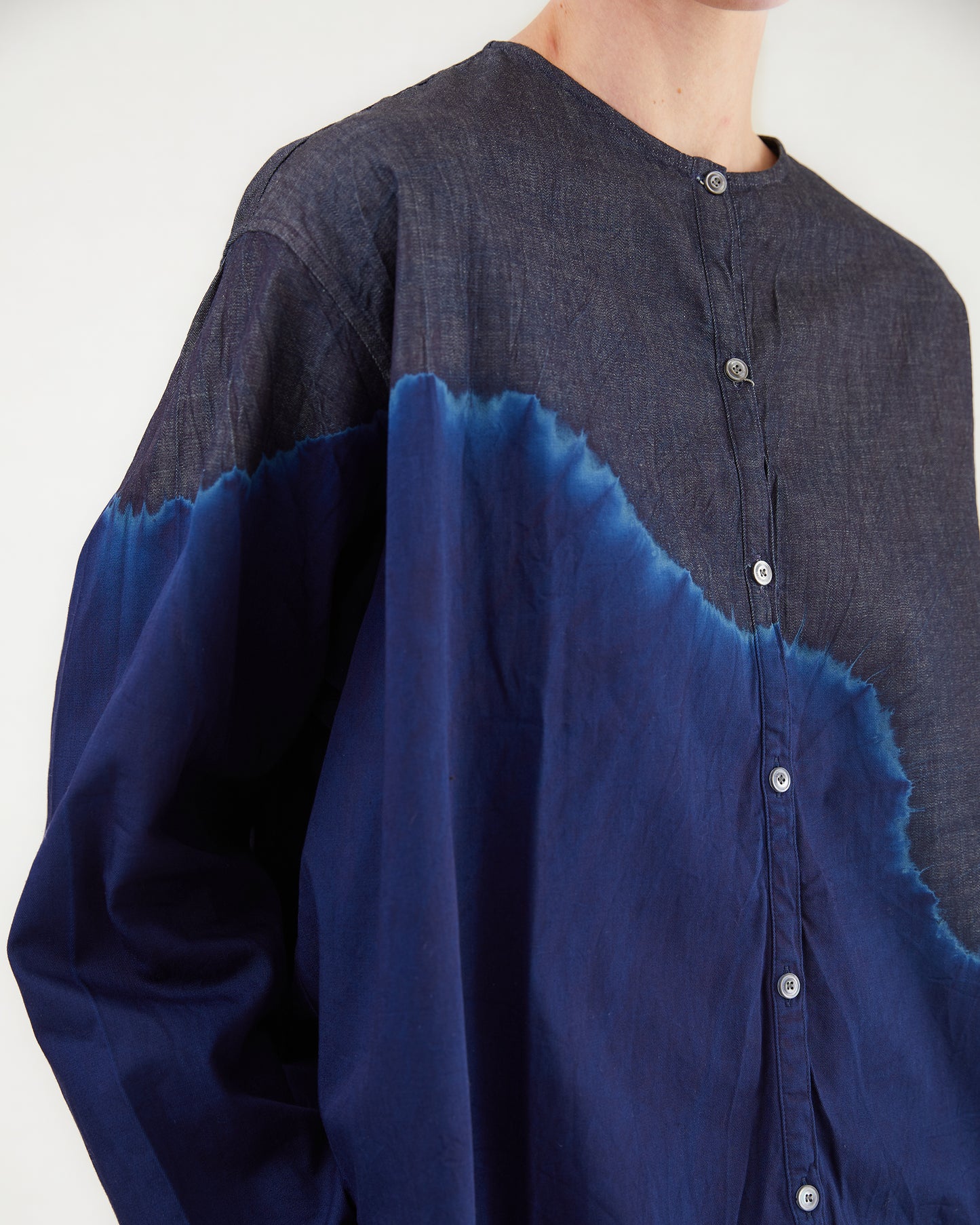 Suzusan Boushi Somewake Shibori Denim Collarless Blouse in Indigo/ Navy