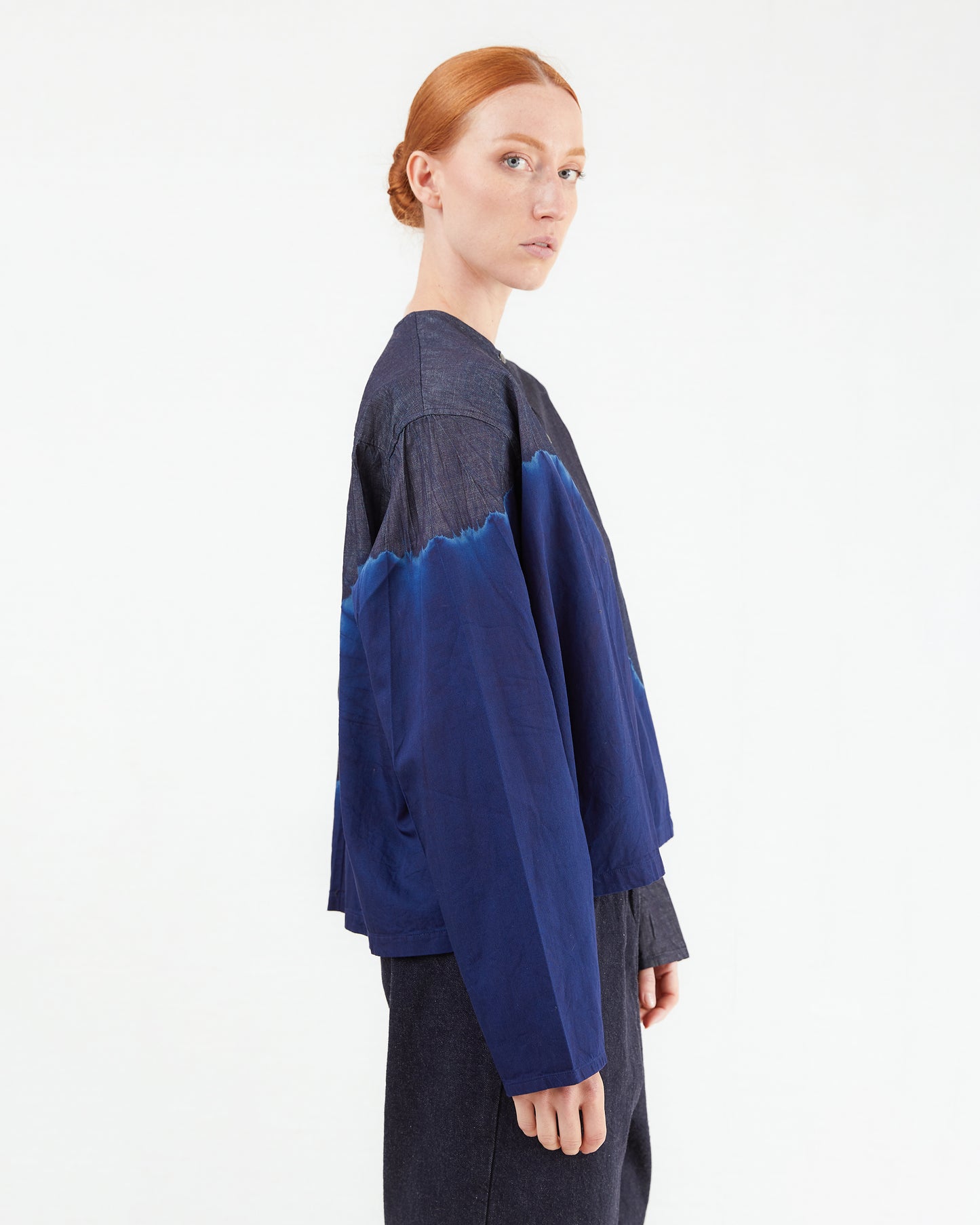 Suzusan Boushi Somewake Shibori Denim Collarless Blouse in Indigo/ Navy