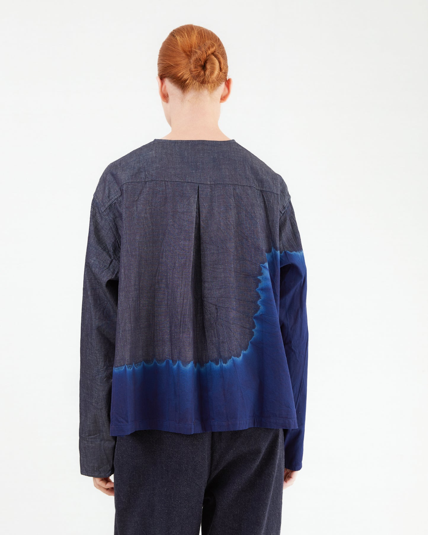 Suzusan Boushi Somewake Shibori Denim Collarless Blouse in Indigo/ Navy