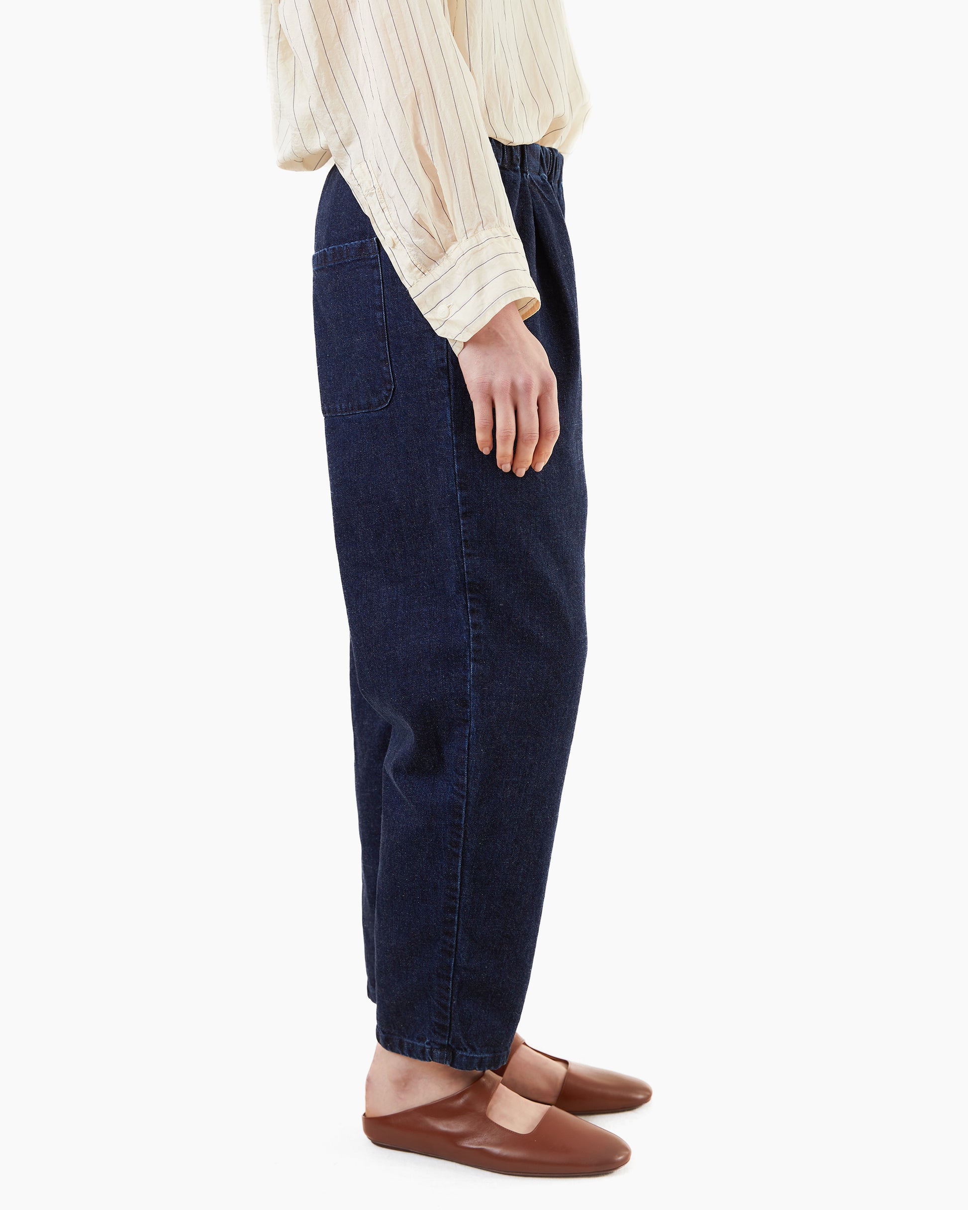 Apuntob Cropped Linen Trousers in Abyss