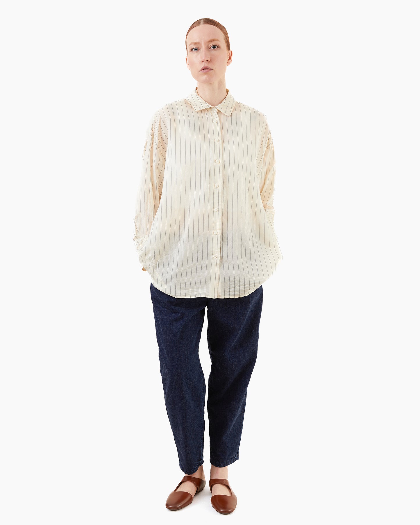 Apuntob Cropped Linen Trousers in Abyss