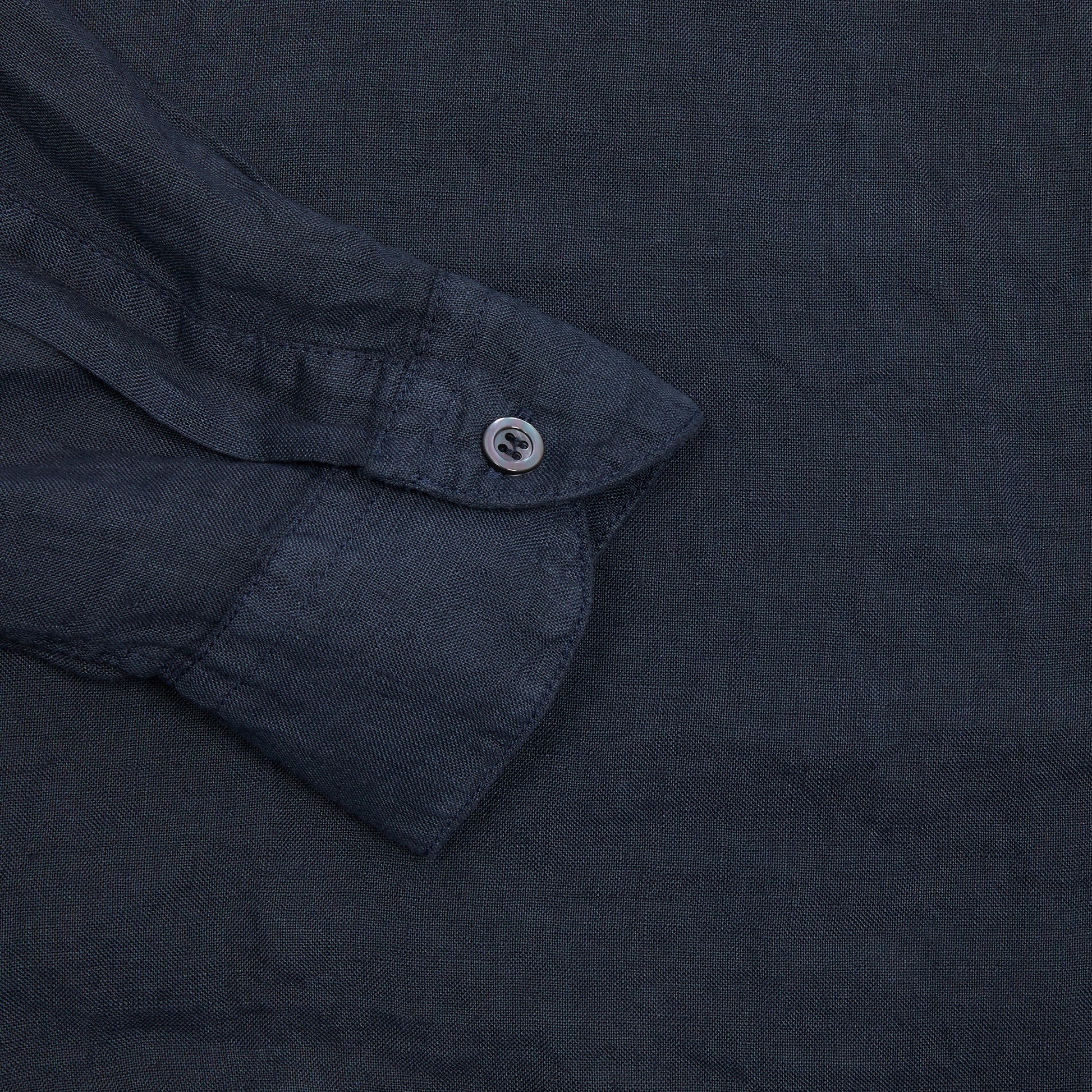 Pavan popover shirt in soft, lightweight linen. This relaxed shirt is ideal for dressing up casual summer occasions.  100% Linen. 