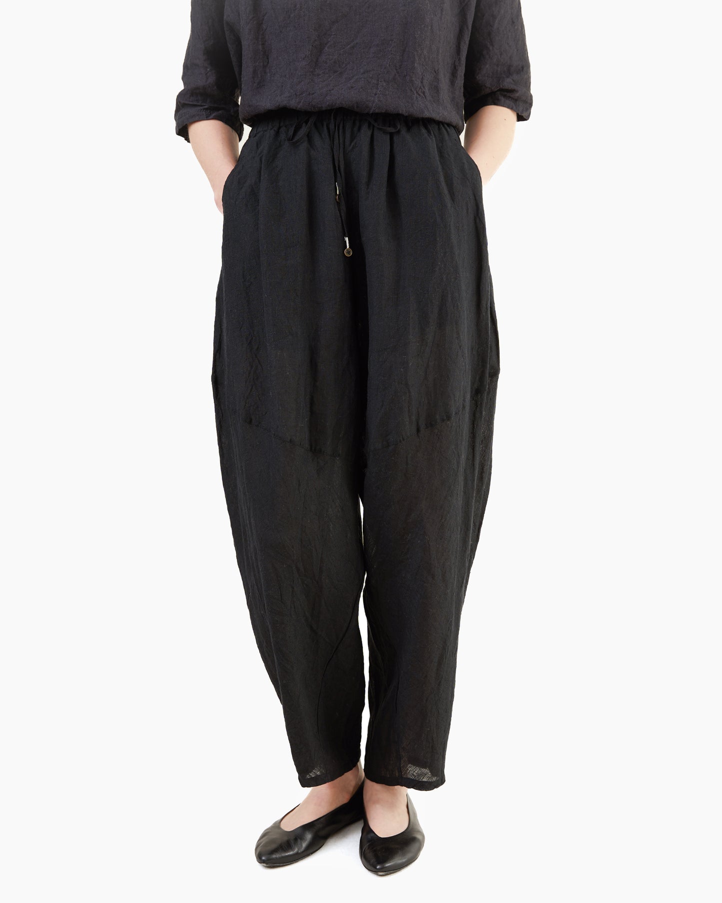 Guptiha 60's Linen Pants in Black
