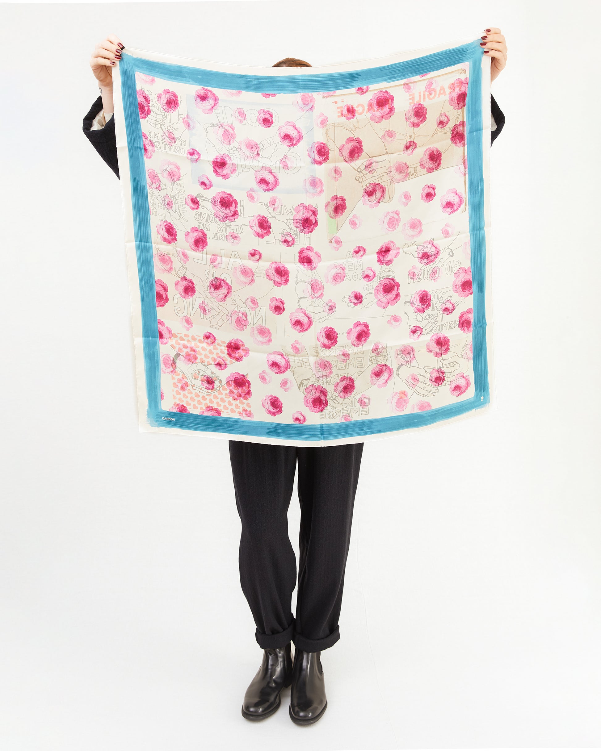 KONRAD Theo Wool Scarf in Hands Print