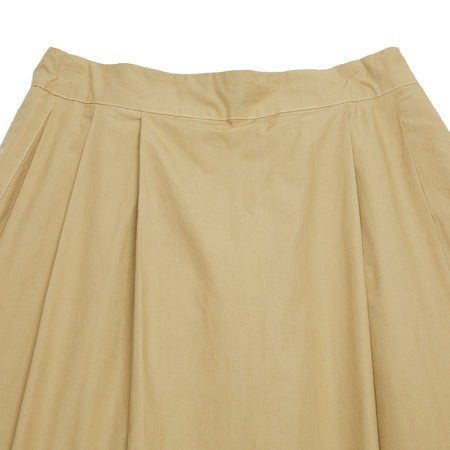 A lightweight, garment-dyed cotton mid-length skirt with a half-elasticated waist and side button closure. Featuring pleating at front, one side seam pocket, and double vents at back.  100% cotton.