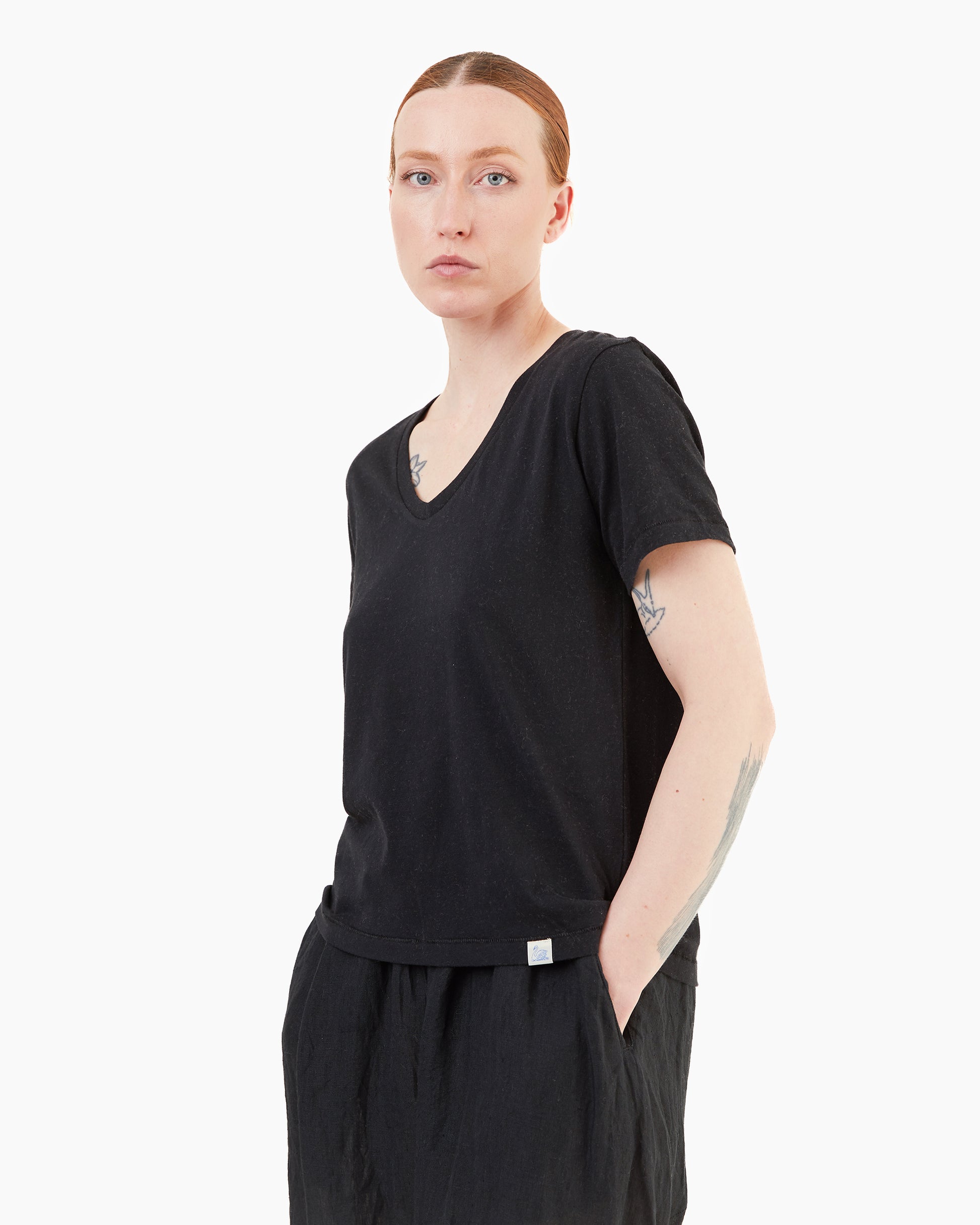 Merz b Schwanen Women's Cotton V-neck T-shirt in Deep Black