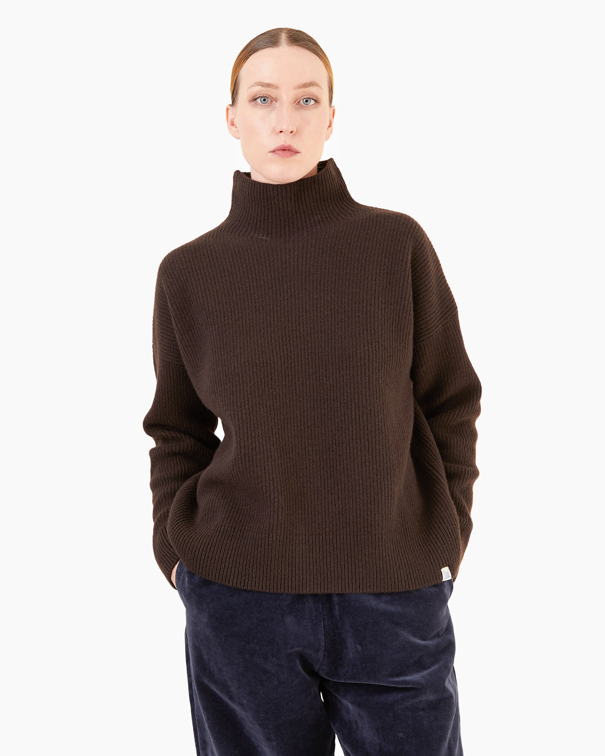 erz B Schwanen Women's Relaxed Chunky Merino-Cashmere Mock Neck Sweater in Espresso