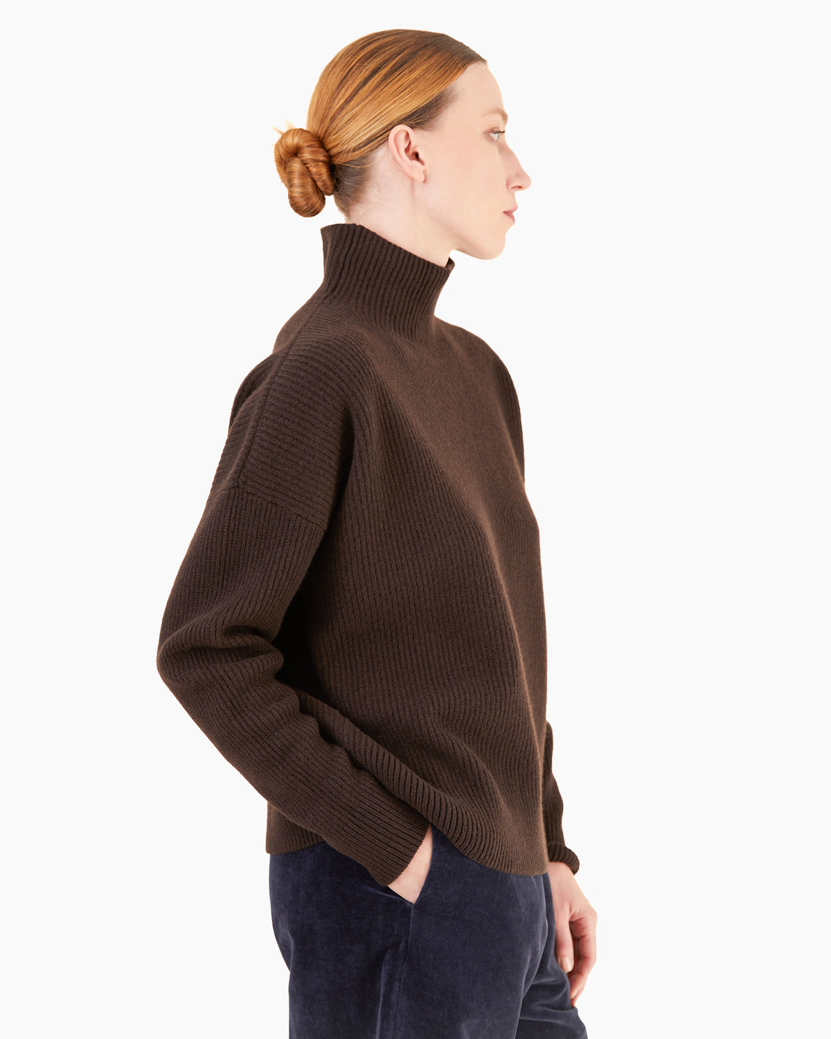 erz B Schwanen Women's Relaxed Chunky Merino-Cashmere Mock Neck Sweater in Espresso