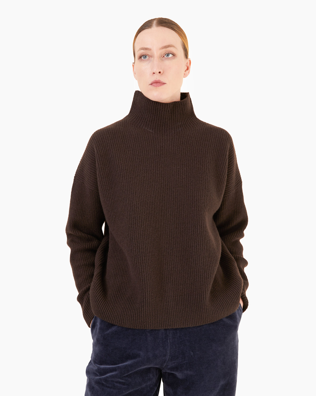 erz B Schwanen Women's Relaxed Chunky Merino-Cashmere Mock Neck Sweater in Espresso