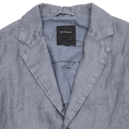 The Classic Linen Jacket has a three button closure, traditional lapel, and functional two button cuffs. This style features two functional flap pockets. Crafted from linen that has a naturally textured look to give a relaxed look.  100% Linen Outer, 100% Cotton Lining.  Made in Japan.