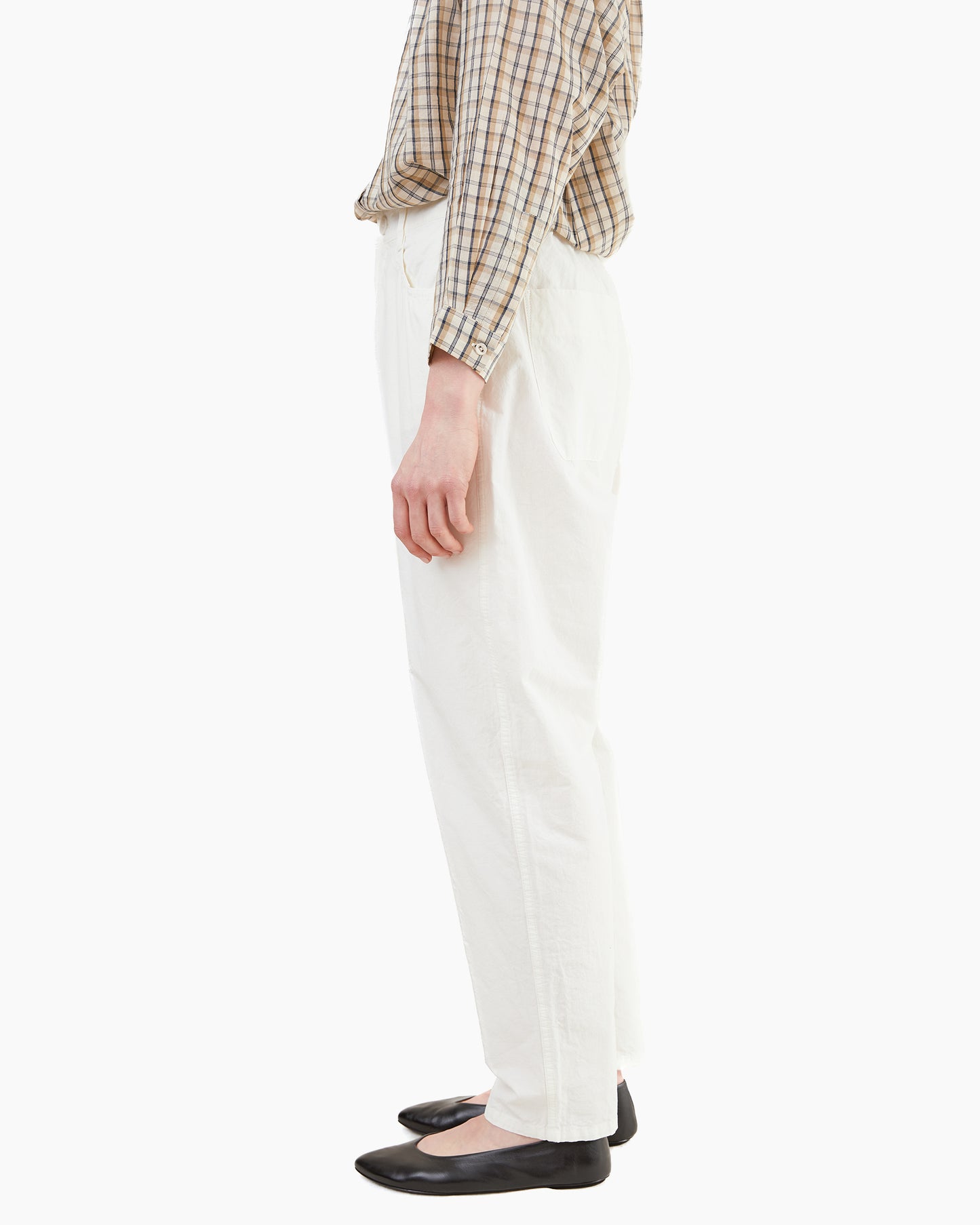 Pas de Calais High Density Plain Weave Loose Slim Pants in Off White