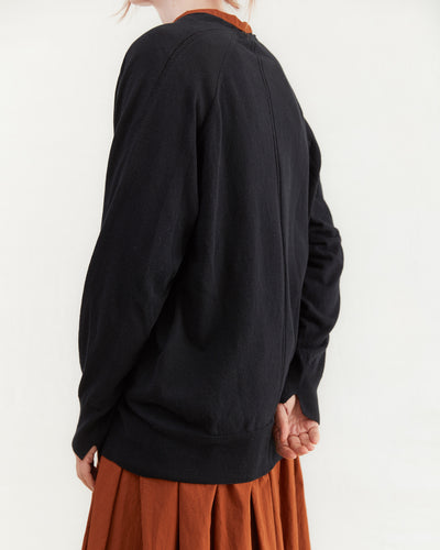 Pas de Calais V-Neck Knitted Pullover in Black