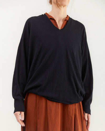 Pas de Calais V-Neck Knitted Pullover in Black