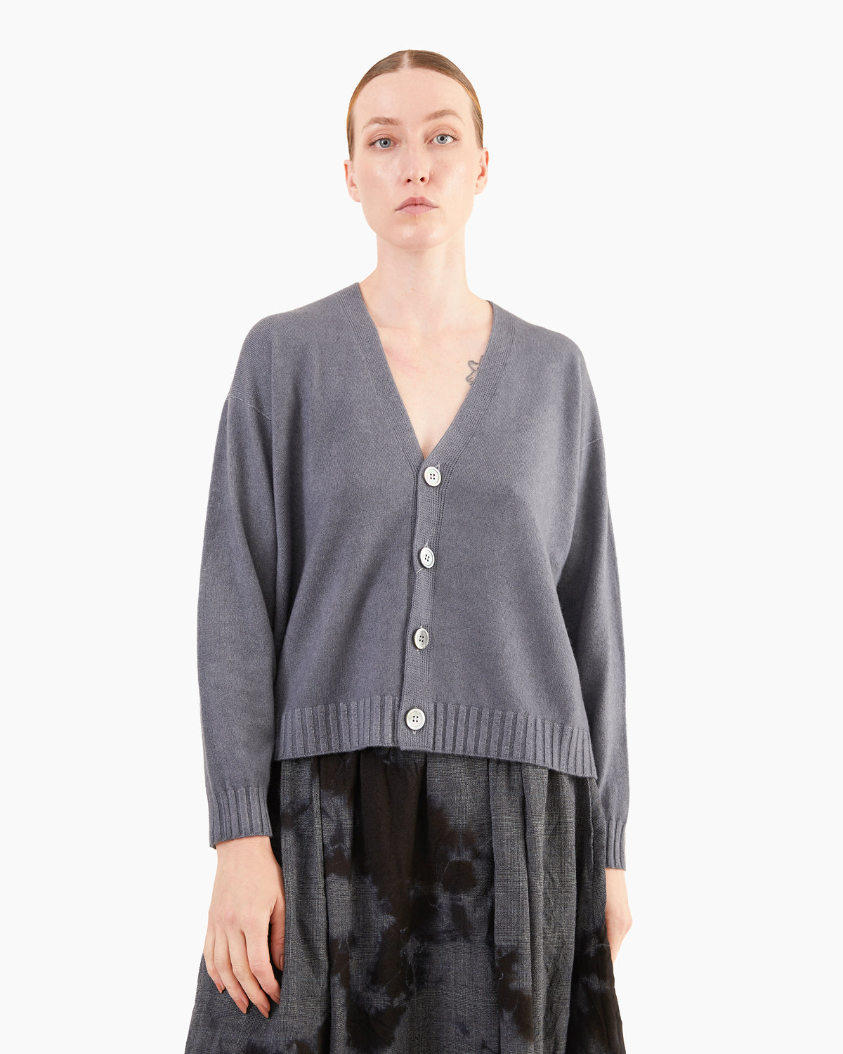 Suzusan Seamless Short Cardigan in Silver-Grey Shibori