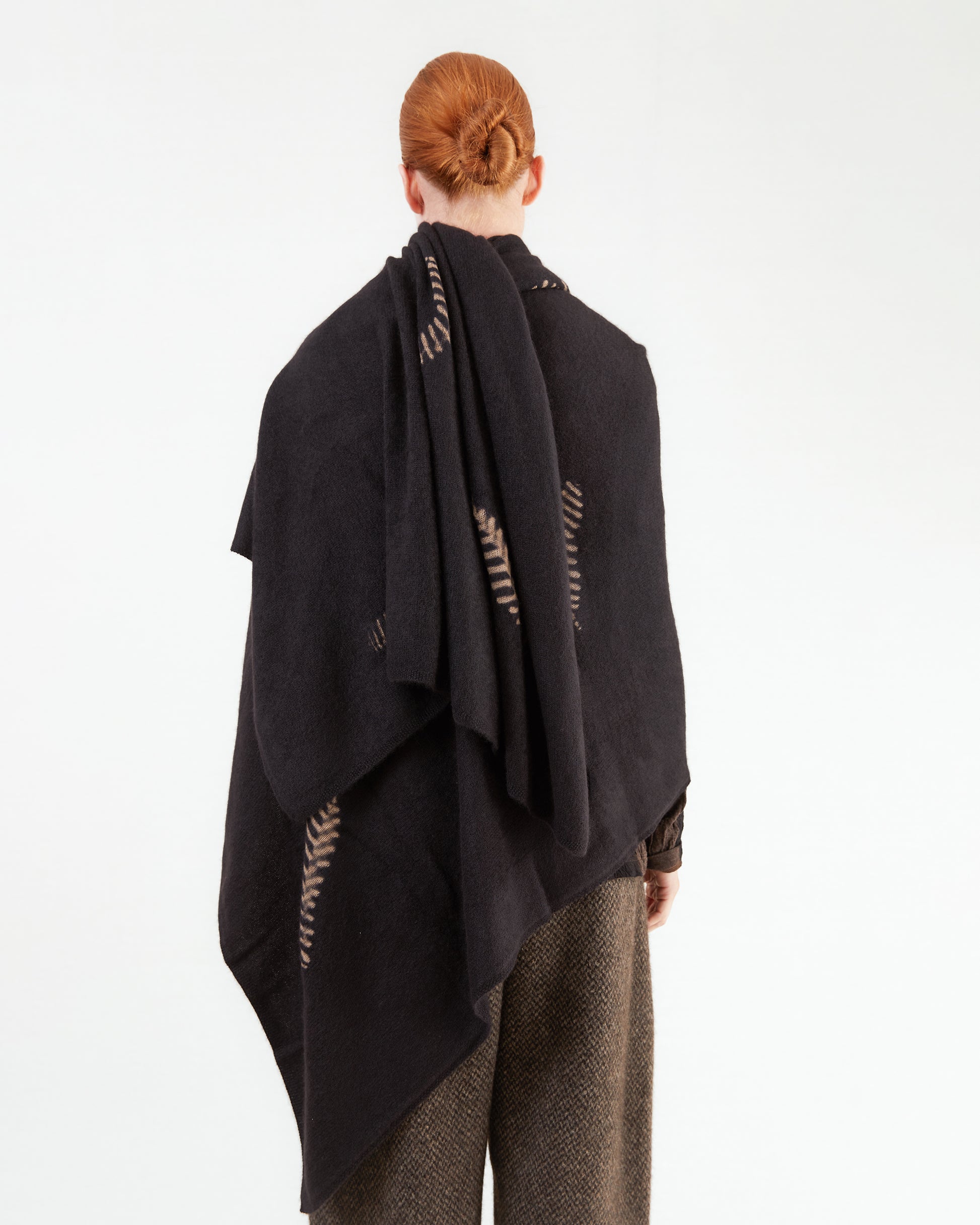 Suzusan Cashmere Knit Travel Shawl Makinui Shibori Feather in Black/ Light Coffee