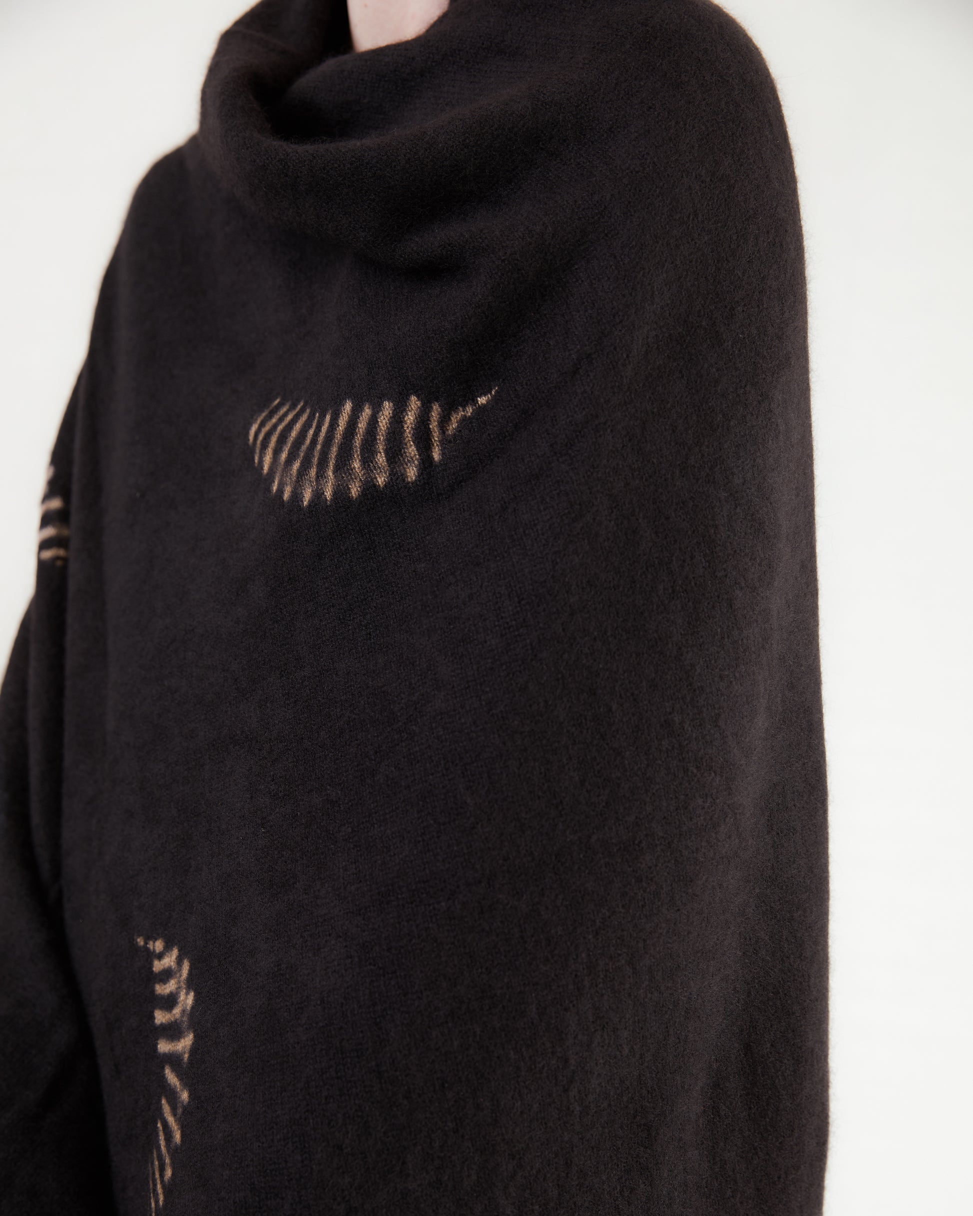 Suzusan Cashmere Knit Travel Shawl Makinui Shibori Feather in Black/ Light Coffee