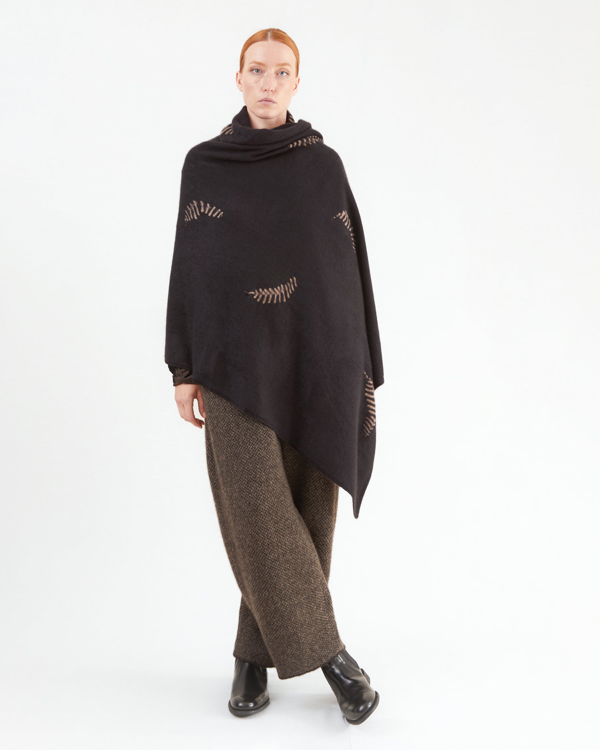 Suzusan Cashmere Knit Travel Shawl Makinui Shibori Feather in Black/ Light Coffee