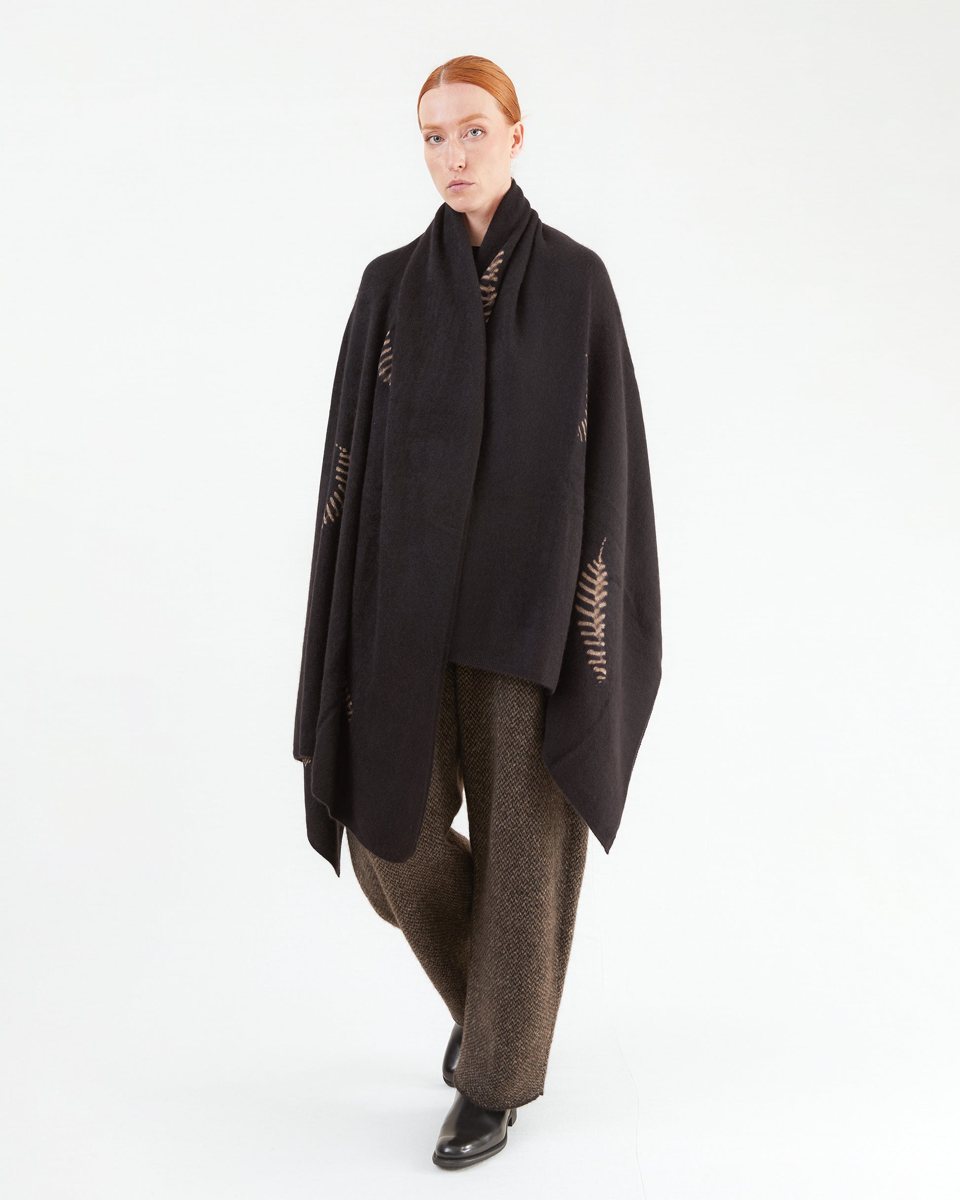 Suzusan Cashmere Knit Travel Shawl Makinui Shibori Feather in Black/ Light Coffee